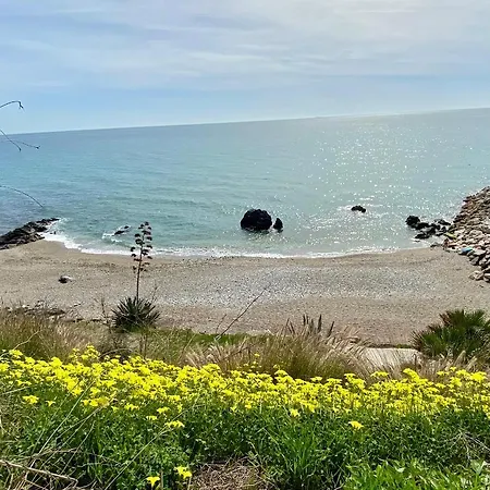 With Sea And Mountain Views En Piso Compartido 1 O 2 Personas Bed & Breakfast Benalmadena